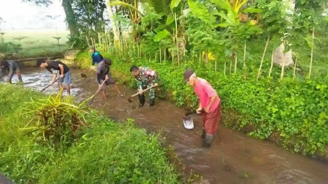 Bersatu dengan Alam, Serda Dwi Aprianto Bersama Warga Slorok Bersihkan Aliran Irigasi Sawah