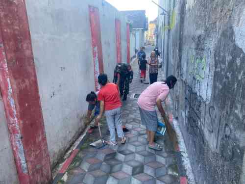Wujudukan Lingkungan Asri, Kopka Sarifudin Bersama Warga Kepanjenkidul Gelar Kerja Bakti Bersama