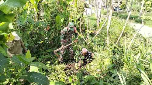 Lestarikan Alam, Babinsa Sidomulyo Sertu Deny Bersama Warga Gelar Aksi Tanam Pohon