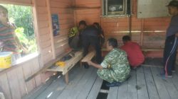 TNI dan Warga Bersinergi Renovasi Poskamling di Desa Awang Besar