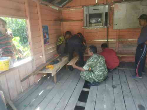 TNI dan Warga Bersinergi Renovasi Poskamling di Desa Awang Besar TNI dan Warga Bersinergi Renovasi Poskamling di Desa Awang Besar