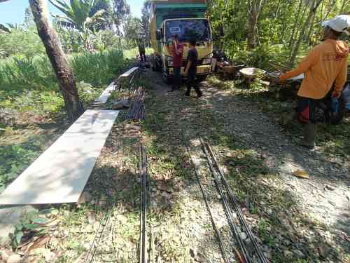 Material Terus Berdatangan, Pembangunan Jembatan Garuda Merah Putih di Desa Muang Dipercepat