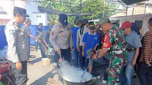Ratusan Warga Ikuti Ruwat Bumi Yosowilangun Kidul, Pengamanan Polsek Pastikan Acara Lancar Ratusan Warga Ikuti Ruwat Bumi Yosowilangun Kidul, Pengamanan Polsek Pastikan Acara Lancar