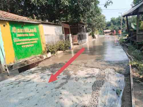 Diduga Cor Beton di Atas Tanah Basah, Proyek Jalan Aspirasi DPRD Indramayu Tuai Protes Warga Diduga Cor Beton di Atas Tanah Basah, Proyek Jalan Aspirasi DPRD Indramayu Tuai Protes Warga