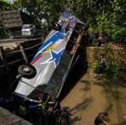 Bus Sugeng Rahayu Terjun ke Sungai Usai Tabrakan dengan Truk Fuso di Nganjuk, 10 Penumpang Dievakuasi