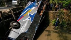 Bus Sugeng Rahayu Terjun ke Sungai Usai Tabrakan dengan Truk Fuso di Nganjuk, 10 Penumpang Dievakuasi Bus Sugeng Rahayu Terjun ke Sungai Usai Tabrakan dengan Truk Fuso di Nganjuk, 10 Penumpang Dievakuasi