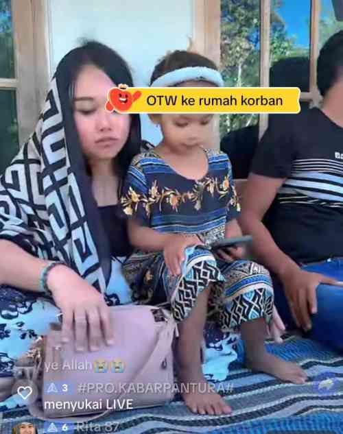 Aksi Kemanusiaan Ayuokta dan Wartawan Candra Ringankan Beban Keluarga Korban Pembunuhan di Probolinggo Aksi Kemanusiaan Ayuokta dan Wartawan Candra Ringankan Beban Keluarga Korban Pembunuhan di Probolinggo