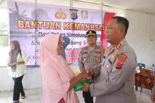Kapolres Simalungun AKBP Marganda Aritonang Turun Langsung Salurkan Bantuan Kemanusiaan untuk Korban Angin Puting Beliung di Talun Rejo
