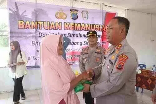 Kapolres Simalungun AKBP Marganda Aritonang Turun Langsung Salurkan Bantuan Kemanusiaan untuk Korban Angin Puting Beliung di Talun Rejo