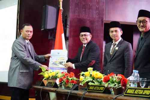 Seluruh Fraksi DPRD Kabupaten Probolinggo Setujui LPj Pelaksanaan APBD 2025 Jadi Perda Seluruh Fraksi DPRD Kabupaten Probolinggo Setujui LPj Pelaksanaan APBD 2025 Jadi Perda
