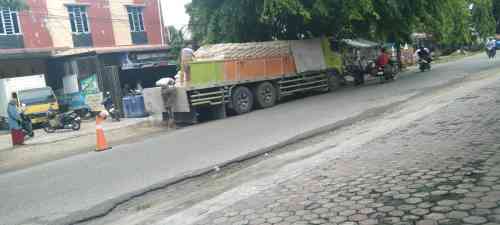 Diduga Langgar Qanun, Aktivitas Truk Roda 12 di Jalur Protokol Langsa Tuai Pertanyaan Diduga Langgar Qanun, Aktivitas Truk Roda 12 di Jalur Protokol Langsa Tuai Pertanyaan