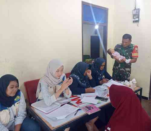 Cegah Stunting Sejak Dini, Babinsa Sertu Yhoni Dampingi Kegiatan Posyandu Di Dusun Gangsri Cegah Stunting Sejak Dini, Babinsa Sertu Yhoni Dampingi Kegiatan Posyandu Di Dusun Gangsri