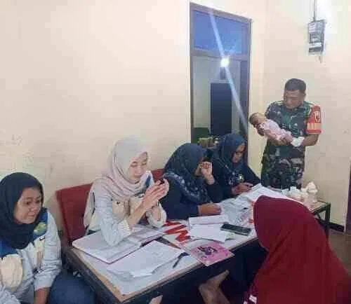 Cegah Stunting Sejak Dini, Babinsa Sertu Yhoni Dampingi Kegiatan Posyandu Di Dusun Gangsri