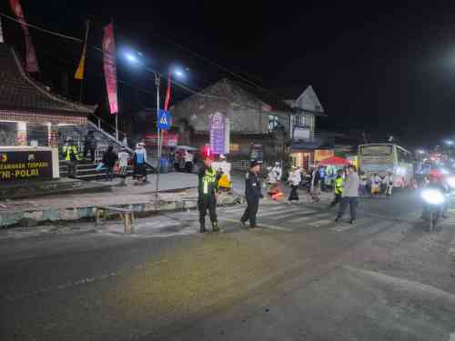 Polisi Lumajang Kerahkan Personel Gabungan Amankan Piodalan di Pura Mandara Giri Semeru Agung