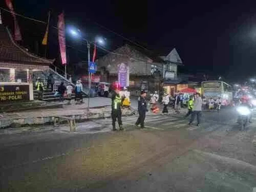 Polisi Lumajang Kerahkan Personel Gabungan Amankan Piodalan di Pura Mandara Giri Semeru Agung