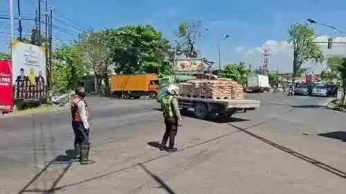 Jalan Lingkar Utara Diperbaiki, Satlantas Probolinggo Kota Terapkan Pengalihan Arus Demi Keselamatan Pengguna Jalan