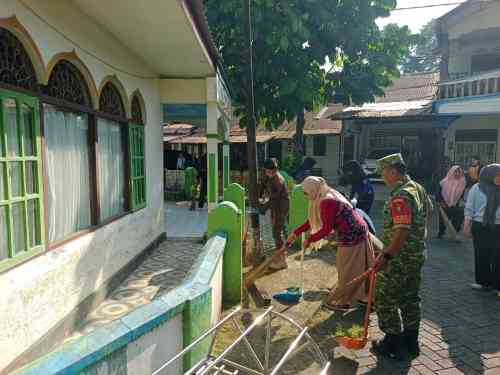 Jumat Bersih di Barabai Selatan, Babinsa Ajak Warga Wujudkan Lingkungan Sehat dan Nyaman Jumat Bersih di Barabai Selatan, Babinsa Ajak Warga Wujudkan Lingkungan Sehat dan Nyaman