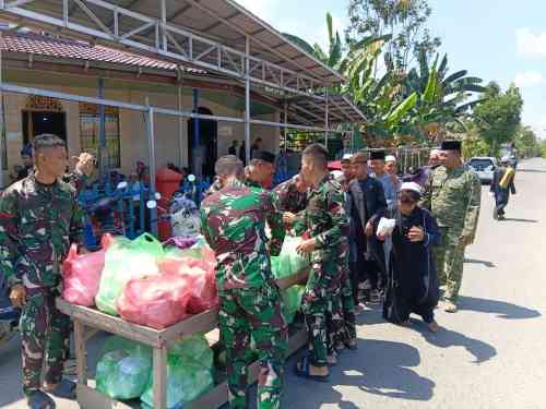 Kodim 1002/HST Hadir di Tengah Masyarakat Lewat Program Jumat Berkah Berbagi Kodim 1002/HST Hadir di Tengah Masyarakat Lewat Program Jumat Berkah Berbagi