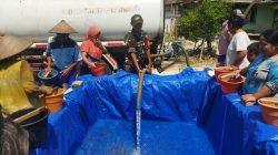 Gerak Cepat, Kodim Bojonegoro Salurkan 16 Ribu Liter Air Bersih untuk Warga Terdampak Kekeringan Gerak Cepat, Kodim Bojonegoro Salurkan 16 Ribu Liter Air Bersih untuk Warga Terdampak Kekeringan