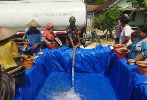 Gerak Cepat, Kodim Bojonegoro Salurkan 16 Ribu Liter Air Bersih untuk Warga Terdampak Kekeringan Gerak Cepat, Kodim Bojonegoro Salurkan 16 Ribu Liter Air Bersih untuk Warga Terdampak Kekeringan