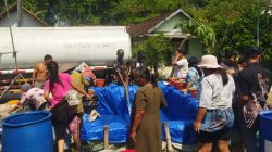 Gerak Cepat, Kodim Bojonegoro Salurkan 16 Ribu Liter Air Bersih untuk Warga Terdampak Kekeringan Gerak Cepat, Kodim Bojonegoro Salurkan 16 Ribu Liter Air Bersih untuk Warga Terdampak Kekeringan