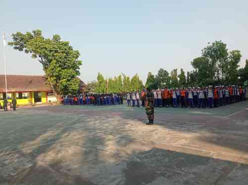 Tumbuhkan Disiplin Dan Jiwa Korsa Sejak Dini, Babinsa Plosokerep Latih PBB Siswa Baru SMPN 8 Blitar