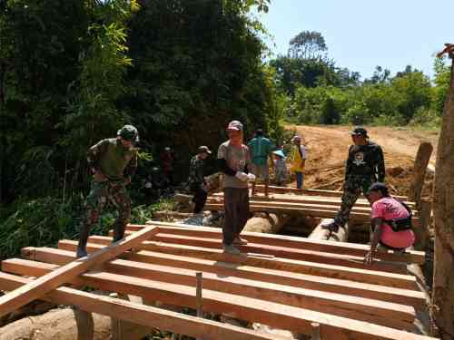 Satgas Pamtas RI-Malaysia Yonarmed 19/Bogani Bersama Warga Gotong Royong Bangun Jembatan Untuk Mempermudah Akses Masyarakat Perbatasan Satgas Pamtas RI-Malaysia Yonarmed 19/Bogani Bersama Warga Gotong Royong Bangun Jembatan Untuk Mempermudah Akses Masyarakat Perbatasan