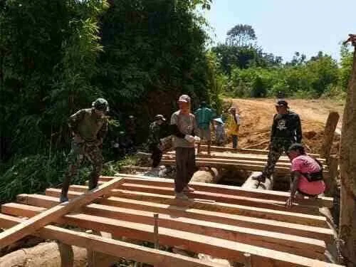 Satgas Pamtas RI-Malaysia Yonarmed 19/Bogani Bersama Warga Gotong Royong Bangun Jembatan Untuk Mempermudah Akses Masyarakat Perbatasan