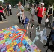 Massa Demo di Polrestabes Medan Bawa Puluhan BH, Desak Polisi Tuntaskan Dugaan Penipuan