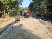 Pengerjaan Jalan Paving Blok TMMD ke-129 Kodim 1002/HST Capai 50 Persen