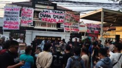 AMPB Kembali Kepung Kejari Pati, Teatrikal Bakar Keranda Jadi Sorotan dalam Aksi Hari Ketiga