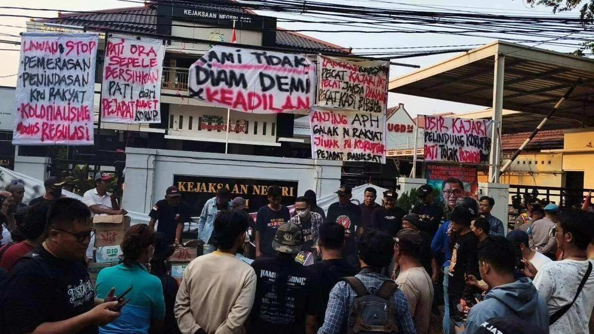 AMPB Kembali Kepung Kejari Pati, Teatrikal Bakar Keranda Jadi Sorotan dalam Aksi Hari Ketiga
