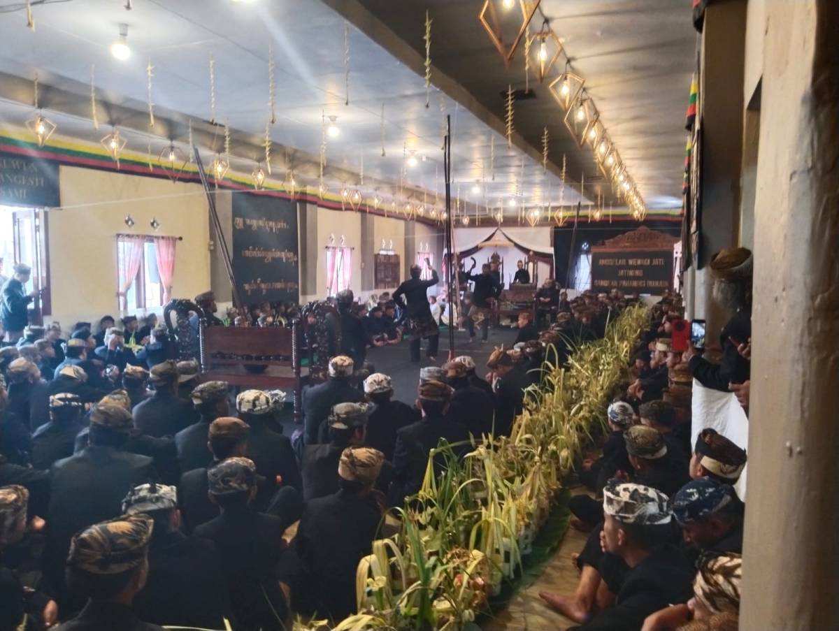 Koramil Sukapura Amankan Puncak Ritual Tari Sodoran, Tradisi Suci Suku Tengger Terjaga
