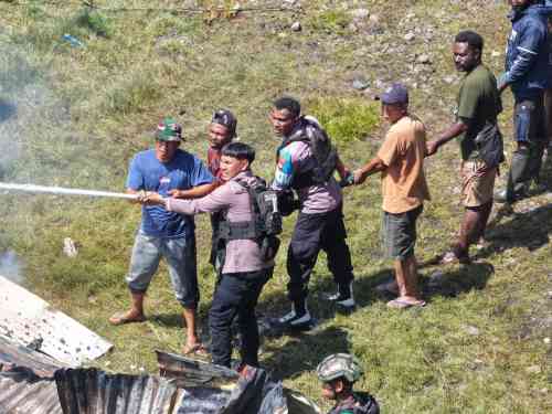 Kodim 1714/Puncak Jaya Reaksi Cepat Bantu Pemadaman Kebakaran di Kota Mulia