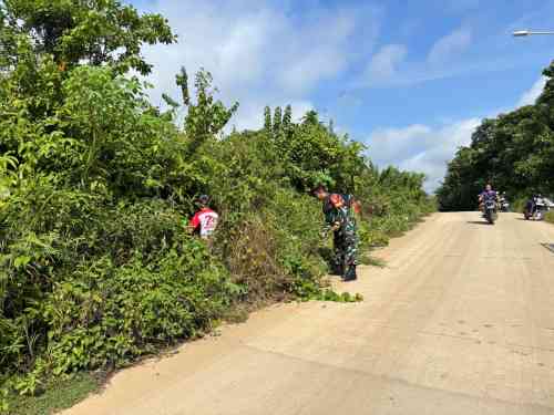 Wujudkan Lingkungan Sehat, Babinsa dan Warga Kompak Gelar Gotong Royong Wujudkan Lingkungan Sehat, Babinsa dan Warga Kompak Gelar Gotong Royong