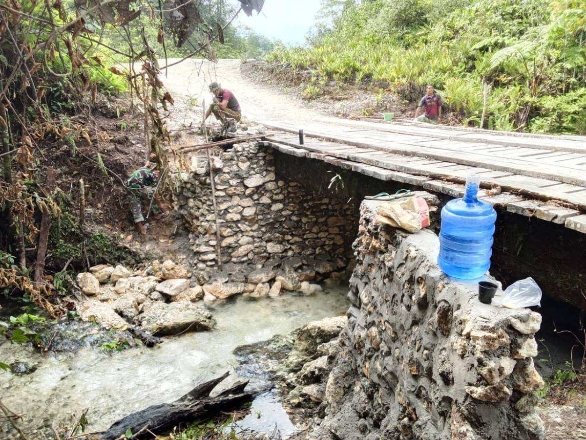 Rehab jembatan capai 50 persen, Satgas TMMD ke-129 Kodim 1807/Sorong Selatan percepat akses dan tingkatkan kesejahteraan warga