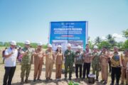 Pangkogabwilhan III Dampingi Gubernur Maluku Utara Laksanakan Peletakan Batu Pertama Program Relokasi Warga Pesisir di Sidangoli Dehe