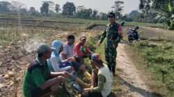 Perkuat Swasembada Pangan, Serda Fiyan Setyadi Gelar Komsos Bersama Poktan Sumber Makmur