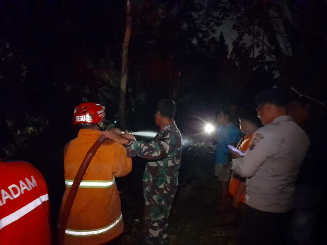 Respon Cepat Babinsa Dan Tim Gabungan Berhasil Padamkan Kebakaran Lahan