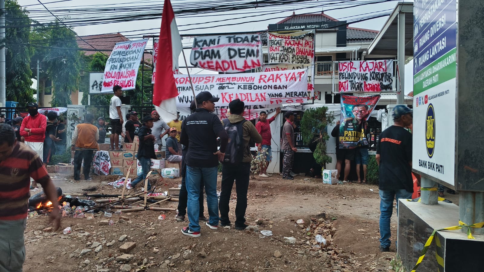 Hari Kelima Aksi AMPB di Kejari Pati Memanas, Tuntutan Audiensi Diwarnai Penolakan Aturan HP