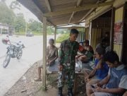 Babinsa Koramil 1008-01/Muara Uya Intensifkan Komsos untuk Perkuat Kemanunggalan TNI dan Rakyat