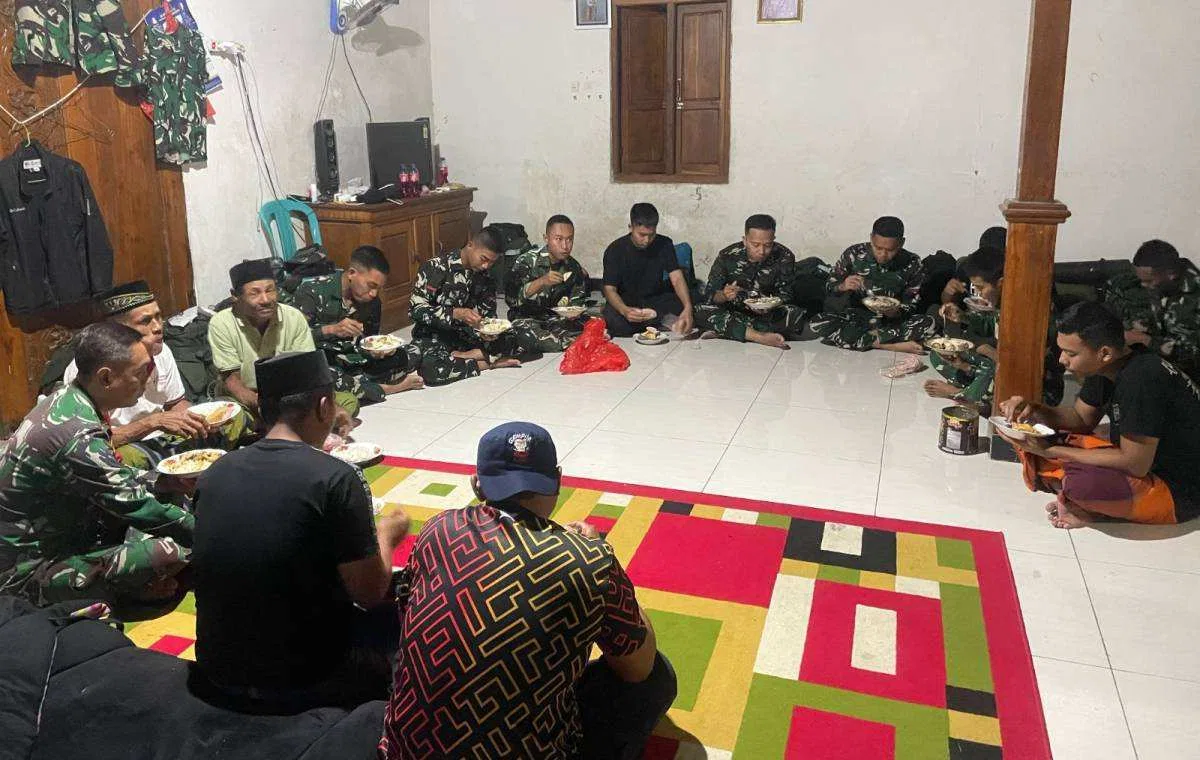 Kehangatan Pos 1 Kesongo: Ketika Satgas TMMD 129 Bojonegoro dan Warga Menyatu Tanpa Sekat Kehangatan Pos 1 Kesongo: Ketika Satgas TMMD 129 Bojonegoro dan Warga Menyatu Tanpa Sekat