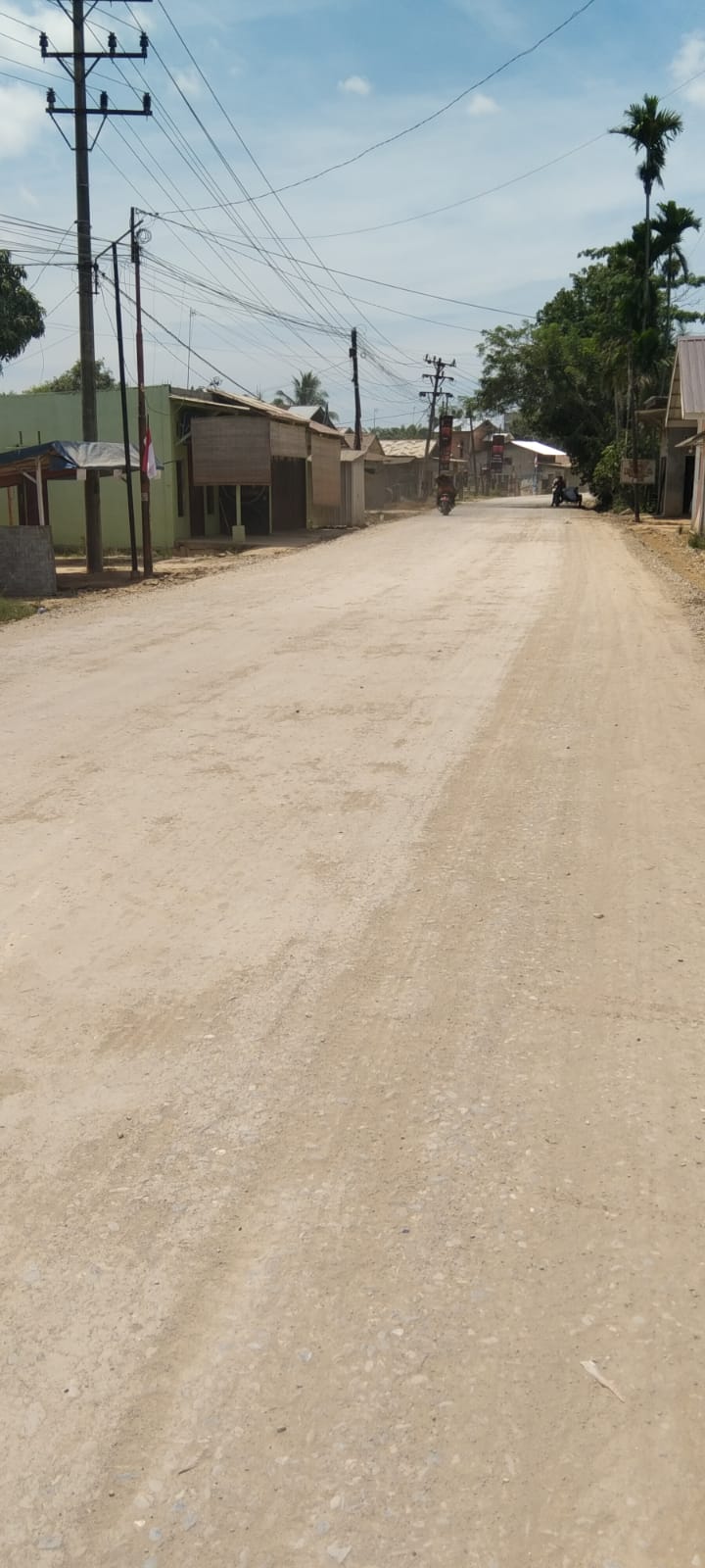 Pedagang Keluhkan Debu Proyek Pengerasan Jalan di Perbatasan Dua Kampung Aceh Tamiang