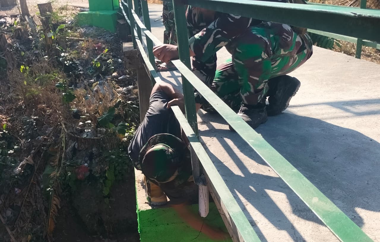 Menyambung Asa di Atas Sungai: Satgas TMMD 129 Bojonegoro dan Warga Wujudkan Jembatan Brang Etan Menyambung Asa di Atas Sungai: Satgas TMMD 129 Bojonegoro dan Warga Wujudkan Jembatan Brang Etan
