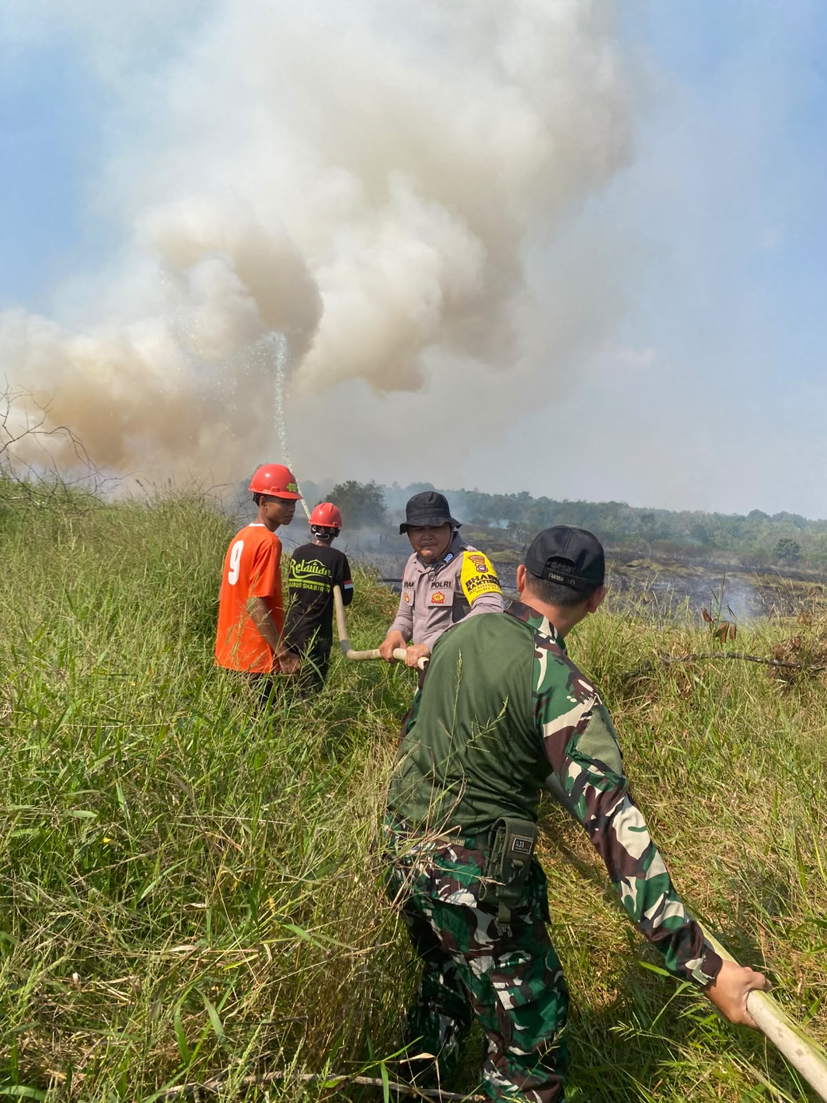 Babinsa Bersama Tim Gabungan Berjibaku Padamkan Karhutla di Desa Binturu