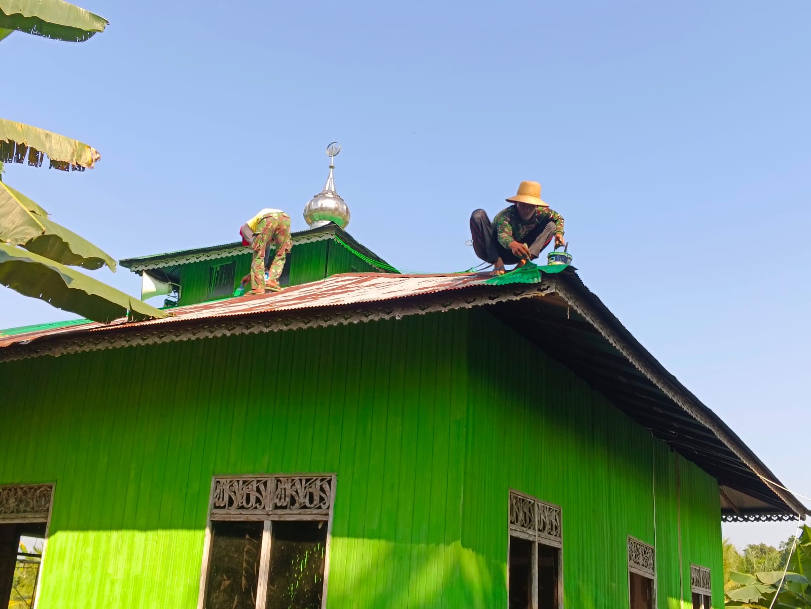 Pengecatan Berlanjut, Satgas TMMD Kodim 1002/HST Percantik Mushola Desa Awang Pengecatan Berlanjut, Satgas TMMD Kodim 1002/HST Percantik Mushola Desa Awang