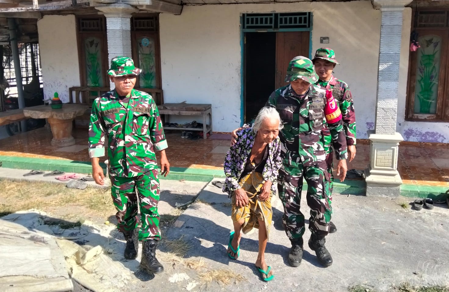 Sentuhan Kasih di Kesongo: Saat Satgas TMMD 129 Bojonegoro Merangkul Mbah Kasidah Menatap Rumah Baru Anak Tercinta Sentuhan Kasih di Kesongo: Saat Satgas TMMD 129 Bojonegoro Merangkul Mbah Kasidah Menatap Rumah Baru Anak Tercinta