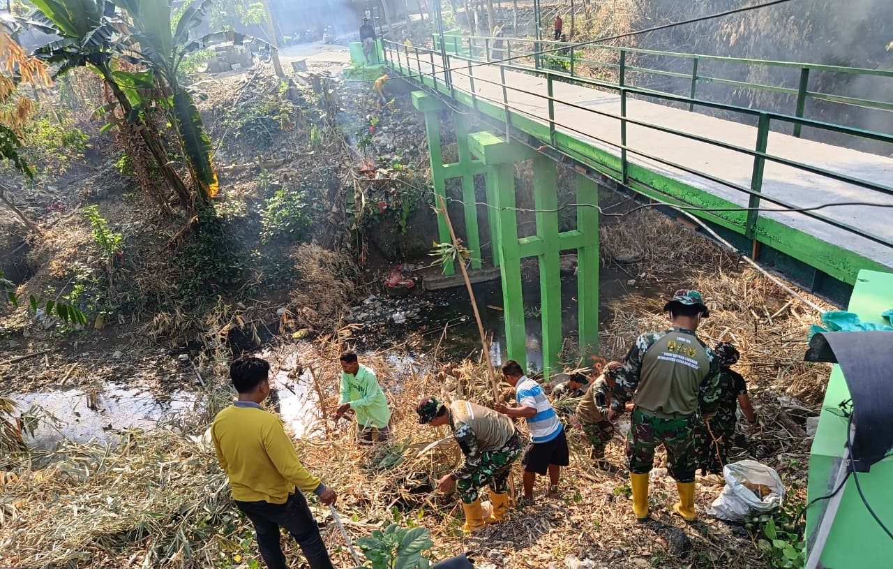 Cerita Satgas TMMD 129 Bojonegoro Rajut Kebersamaan di Jembatan Brang Etan Cerita Satgas TMMD 129 Bojonegoro Rajut Kebersamaan di Jembatan Brang Etan