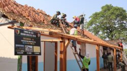 Menembus Terik, Menjaga Harapan: Satgas TMMD 129 Bojonegoro dan Warga Bahu-Membahu Pasang Genteng Rumah Bu Tini Menembus Terik, Menjaga Harapan: Satgas TMMD 129 Bojonegoro dan Warga Bahu-Membahu Pasang Genteng Rumah Bu Tini