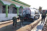 Menjaga Asa di Depan Rumah Ibadah: Kala Satgas TMMD 129 Bojonegoro Setia Merawat Jalan Desa Kesongo